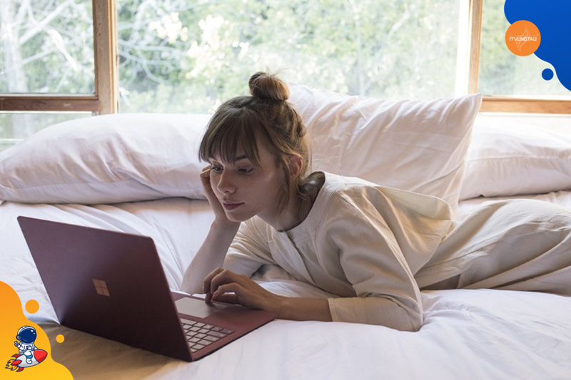 Sai lầm khi sử dụng laptop là Sử dụn laptop trên giường hoặc trên gối